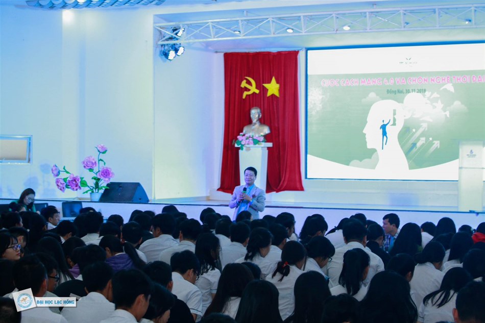 TOP 5 NGÀNH HỌC ĐÓN ĐẦU CÁCH MẠNG CÔNG NGHIỆP 4.0 Hiện nay chúng ta đang đứng trước cuộc cách mạng công nghiệp lần thứ 4 (cách mạng công nghiệp 4.0), hứa hẹn làm thay đổi xã hội loài người ở quy mô lớn và tác động sâu sắc đến tất cả các lĩnh vực. Có bạn cũng đang lo lắng khi nghe nói cách mạng công nghiệp 4.0 này sẽ cướp đi việc làm của hàng triệu người và các bạn đang băn khoăn ngành học của mình sắp tới có bị ảnh hưởng không? Cũng có bạn đang phân vân không biết nên chọn học ngành nào để đón đầu cách mạng công nghiệp 4.0 này! Đồng cảm và thấu hiểu được những băn khoăn lựa chọn ngành nghề của học sinh Trường TH, THCS, THPT Lê Qúy Đôn (Tp. Biên Hòa, tỉnh Đồng Nai), Trường Đại học Lạc Hồng đã tổ chức chuyên đề “Cuộc cách mạng 4.0 và chọn nghề thời đại 4.0”. Buổi tư vấn chuyên đề được Chuyên gia tư vấn Đoàn Thanh Vũ chia sẻ đã thu hút được nhiều học sinh tham gia. Thông qua buổi tư vấn chuyên đề giúp học sinh Trường TH, THCS, THPT Lê Qúy Đôn hiểu hơn về TOP 5 ngành học đón đầu cách mạng công nghiệp 4.0 tại Đại học Lạc Hồng! Chuyên gia tư vấn về Top 5 ngành học đón đầu cách mạnh công nghiệp 4.0 1. Ngành công nghệ thông tin – Bộ não của cách mạng công nghiệp 4.0 Công nghệ thông tin có vai trò cốt lõi của cách mạng công nghiệp 4.0 đánh dấu kỷ nguyên vạn vật kết nối Internet; Công nghệ thông tin được xem như bộ não điều khiển các hoạt động phát triển không ngừng của công nghệ Internet, Internet vạn vật, Internet kết nối thiết bị máy móc, kết nối quá trình vận hành của các nhà máy. Ngoài ra, công nghệ thông tin còn là sự hội tụ của công nghệ in 3D, công nghệ vật liệu tiên tiến, công nghệ lưu trữ;… Để bắt nhịp với thời cuộc cách mạng công nghiệp 4.0, các bạn thí sinh hãy nhanh chóng lựa chọn cho mình ngành Công nghệ thông tin của Trường Đại học Lạc Hồng nhé! 2. Ngành công nghệ kỹ thuật điện, điện tử; Công nghệ kỹ thuật điều khiển và tự động hóa; Công nghệ kỹ thuật cơ khí (Cơ điện tử) – Tâm điểm của cách mạng công nghiệp 4.0 Robot và trí tuệ nhân tạo là tâm điểm của cuộc cách mạng công nghệ 4.0. Việc robot thay thế con người trong các nhà hàng, các khu công nghiệp… giúp giảm chi phí sản xuất, tăng năng suất lao động. Điều này đã, đang và sẽ là xu hướng phát triển của xã hội, vì thế những nghề nghiệp liên quan đến nghiên cứu, chế tạo robot chắc chắn sẽ có cơ hội việc làm rộng mở trong thời gian tới; Sinh viên Lạc Hồng thành công trong cuộc thi sáng tạo Robocon Để chế tạo robot, cần nắm vững kiến thức liên quan đến 3 lĩnh vực gồm điện tử, tự động hóa và cơ khí. Như vậy, muốn theo đuổi những chú robot, các bạn nên chọn một trong các ngành sau: Công nghệ kỹ thuật điện, điện tử; Công nghệ kỹ thuật điều khiển và tự động hóa; Công nghệ kỹ thuật cơ khí (Cơ điện tử) của Trường Đại học Lạc Hồng, trường sẽ đưa ước mơ của bạn đến với hiện thực. 3. Ngành công nghệ sinh học – Thúc đẩy sự phát triển cách mạng công nghiệp 4.0 Ngành Công nghệ sinh học là ngành nghiên cứu và vận dụng sinh vật sống, kết hợp với quy trình và thiết bị kỹ thuật để sản xuất ở quy mô công nghiệp với các sản phẩm sinh học. Trong cuộc cách mạng công nghệ 4.0, ngành Công nghệ sinh học đóng vai trò quan trọng giúp nâng cao năng suất và sản lượng của các doanh nghiệp; Sinh viên Lạc Hồng trong buổi thực hành công nghệ sinh học Bên cạnh yếu tố công nghệ, vị thế của con người trong ngành này là không thể thay thế, con người chính là hạt nhân điều khiển, định hướng nghiên cứu và sản xuất sản phẩm sinh học. Các bạn thí sinh theo đuổi ngành Công nghệ sinh học tại Trường Đại học Lạc Hồng sẽ không lo thất nghiệp đâu nhé!
