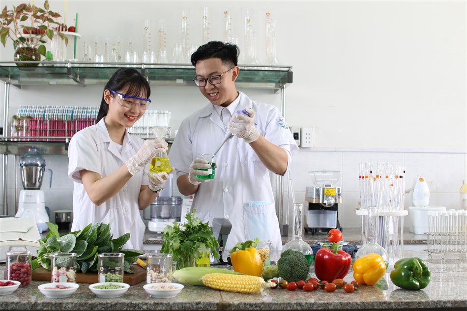 TOP 5 NGÀNH HỌC ĐÓN ĐẦU CÁCH MẠNG CÔNG NGHIỆP 4.0 Hiện nay chúng ta đang đứng trước cuộc cách mạng công nghiệp lần thứ 4 (cách mạng công nghiệp 4.0), hứa hẹn làm thay đổi xã hội loài người ở quy mô lớn và tác động sâu sắc đến tất cả các lĩnh vực. Có bạn cũng đang lo lắng khi nghe nói cách mạng công nghiệp 4.0 này sẽ cướp đi việc làm của hàng triệu người và các bạn đang băn khoăn ngành học của mình sắp tới có bị ảnh hưởng không? Cũng có bạn đang phân vân không biết nên chọn học ngành nào để đón đầu cách mạng công nghiệp 4.0 này! Đồng cảm và thấu hiểu được những băn khoăn lựa chọn ngành nghề của học sinh Trường TH, THCS, THPT Lê Qúy Đôn (Tp. Biên Hòa, tỉnh Đồng Nai), Trường Đại học Lạc Hồng đã tổ chức chuyên đề “Cuộc cách mạng 4.0 và chọn nghề thời đại 4.0”. Buổi tư vấn chuyên đề được Chuyên gia tư vấn Đoàn Thanh Vũ chia sẻ đã thu hút được nhiều học sinh tham gia. Thông qua buổi tư vấn chuyên đề giúp học sinh Trường TH, THCS, THPT Lê Qúy Đôn hiểu hơn về TOP 5 ngành học đón đầu cách mạng công nghiệp 4.0 tại Đại học Lạc Hồng! Chuyên gia tư vấn về Top 5 ngành học đón đầu cách mạnh công nghiệp 4.0 1. Ngành công nghệ thông tin – Bộ não của cách mạng công nghiệp 4.0 Công nghệ thông tin có vai trò cốt lõi của cách mạng công nghiệp 4.0 đánh dấu kỷ nguyên vạn vật kết nối Internet; Công nghệ thông tin được xem như bộ não điều khiển các hoạt động phát triển không ngừng của công nghệ Internet, Internet vạn vật, Internet kết nối thiết bị máy móc, kết nối quá trình vận hành của các nhà máy. Ngoài ra, công nghệ thông tin còn là sự hội tụ của công nghệ in 3D, công nghệ vật liệu tiên tiến, công nghệ lưu trữ;… Để bắt nhịp với thời cuộc cách mạng công nghiệp 4.0, các bạn thí sinh hãy nhanh chóng lựa chọn cho mình ngành Công nghệ thông tin của Trường Đại học Lạc Hồng nhé! 2. Ngành công nghệ kỹ thuật điện, điện tử; Công nghệ kỹ thuật điều khiển và tự động hóa; Công nghệ kỹ thuật cơ khí (Cơ điện tử) – Tâm điểm của cách mạng công nghiệp 4.0 Robot và trí tuệ nhân tạo là tâm điểm của cuộc cách mạng công nghệ 4.0. Việc robot thay thế con người trong các nhà hàng, các khu công nghiệp… giúp giảm chi phí sản xuất, tăng năng suất lao động. Điều này đã, đang và sẽ là xu hướng phát triển của xã hội, vì thế những nghề nghiệp liên quan đến nghiên cứu, chế tạo robot chắc chắn sẽ có cơ hội việc làm rộng mở trong thời gian tới; Sinh viên Lạc Hồng thành công trong cuộc thi sáng tạo Robocon Để chế tạo robot, cần nắm vững kiến thức liên quan đến 3 lĩnh vực gồm điện tử, tự động hóa và cơ khí. Như vậy, muốn theo đuổi những chú robot, các bạn nên chọn một trong các ngành sau: Công nghệ kỹ thuật điện, điện tử; Công nghệ kỹ thuật điều khiển và tự động hóa; Công nghệ kỹ thuật cơ khí (Cơ điện tử) của Trường Đại học Lạc Hồng, trường sẽ đưa ước mơ của bạn đến với hiện thực. 3. Ngành công nghệ sinh học – Thúc đẩy sự phát triển cách mạng công nghiệp 4.0 Ngành Công nghệ sinh học là ngành nghiên cứu và vận dụng sinh vật sống, kết hợp với quy trình và thiết bị kỹ thuật để sản xuất ở quy mô công nghiệp với các sản phẩm sinh học. Trong cuộc cách mạng công nghệ 4.0, ngành Công nghệ sinh học đóng vai trò quan trọng giúp nâng cao năng suất và sản lượng của các doanh nghiệp; Sinh viên Lạc Hồng trong buổi thực hành công nghệ sinh học Bên cạnh yếu tố công nghệ, vị thế của con người trong ngành này là không thể thay thế, con người chính là hạt nhân điều khiển, định hướng nghiên cứu và sản xuất sản phẩm sinh học. Các bạn thí sinh theo đuổi ngành Công nghệ sinh học tại Trường Đại học Lạc Hồng sẽ không lo thất nghiệp đâu nhé!