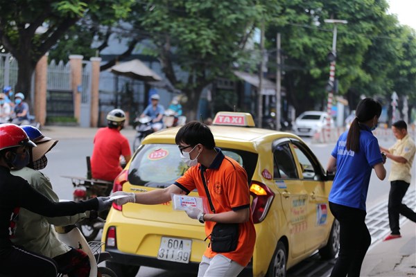 Người dân địa phương phấn khởi nhận khẩu trang LHU phát tặng