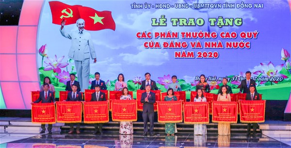 ​​Cờ thi đua