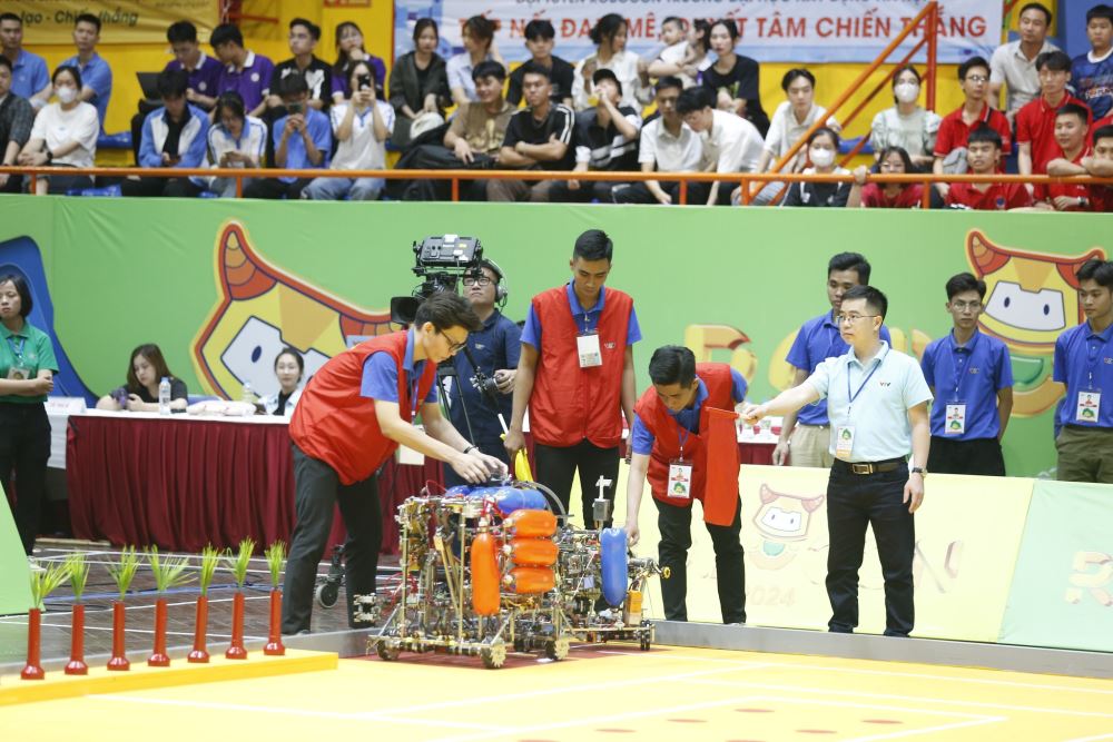 LH-NSMF và LH-UIS tiếp tục xác lập mùa vàng tại vòng bảng chung kết Robocon 2024