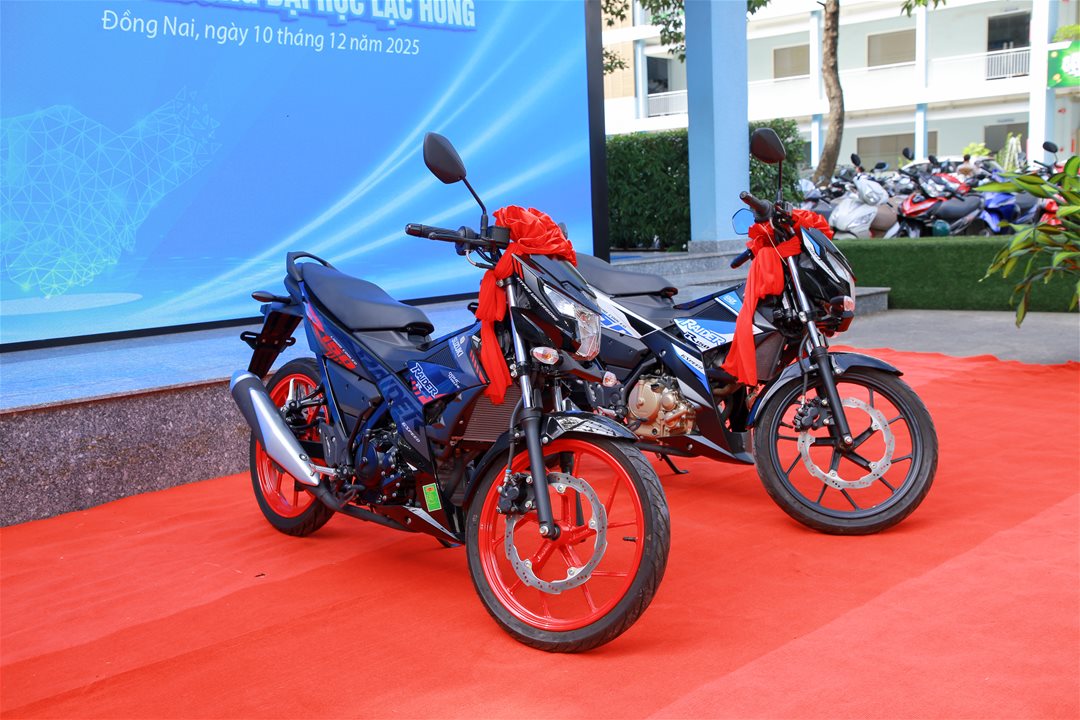 Sinh viên LHU nhận trang thiết bị thực hành trị giá 100 triệu từ Suzuki