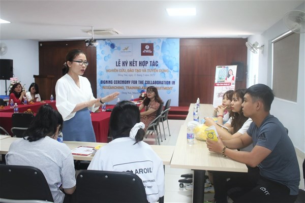 Nhằm tăng cường hợp tác, kết nối doanh nghiệp với hoạt động giáo dục - đào tạo ngành Dược theo định hướng ứng dụng, Khoa Dược Đại học Lạc Hồng luôn "vẽ" cho mình những hướng đi riêng cùng doanh nghiệp và kiên định cùng hướng đi hợp tác nghiên cứu và tuyển dụng cùng doanh nghiệp. Nhờ đó mang về rất nhiều cơ hội việc làm và học tập thực tế cho sinh viên. Nhờ đó, Trường Đại học Lạc Hồng vừa có thêm đối tác mới vào sáng ngày 11/03 vừa qua. Đối tác lần này là Công ty Cổ phần bán lẻ Dược phẩm An Khang - Tập đoàn Thế Giới Di Động. 