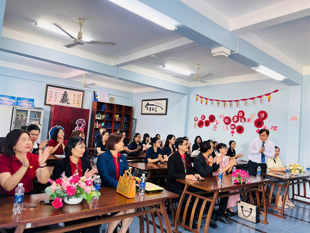 ​​​​​​​TS. Phan Thế Anh – Trưởng ngành Ngôn ngữ Trung Quốc.