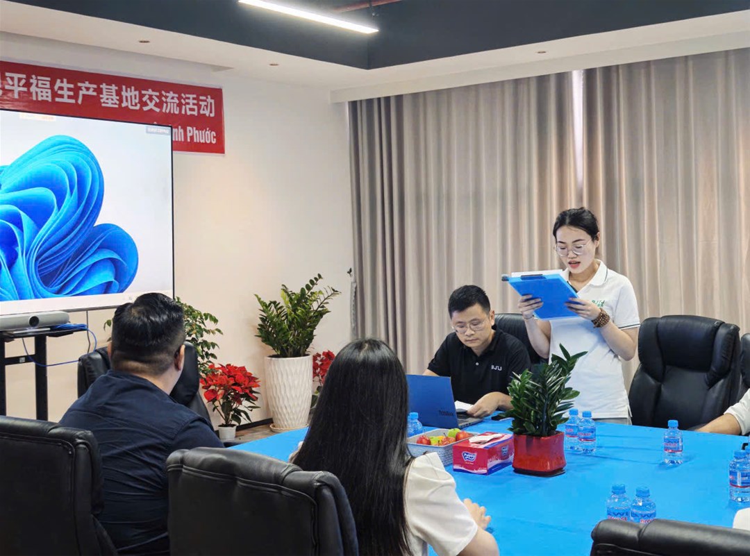 Đại diện Công ty TNHH Botai Home chia sẻ cùng sinh viên Ngôn ngữ Trung Quốc Trường Đại học Lạc Hồng.
